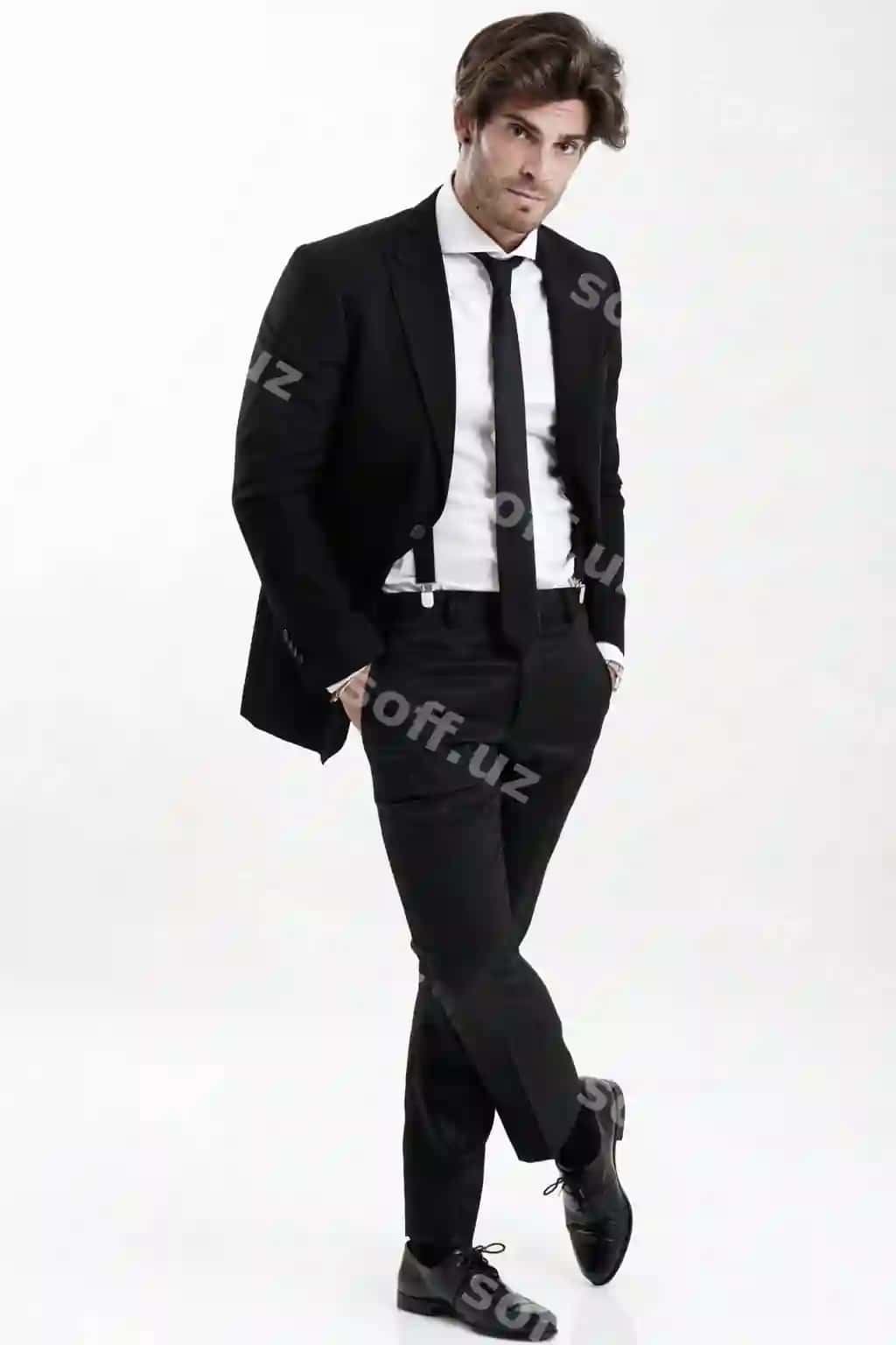 To'liq uzunlikdagi yosh erkak oq fon orqasida turibdi. | Full length young man standing against white background