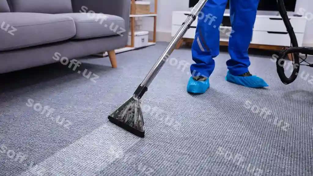 4k fotografiya erkak tozalashchchini pylesos bilan gilamlarni tozalaydi | 4k photograph capture male janitor vacuuming cleaning carpets