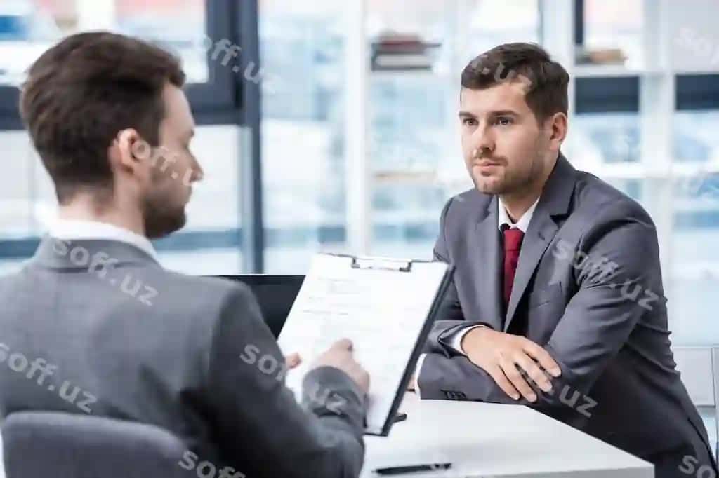 Serzil erkak, rasmiy kiyim, businessman ko'rinishi, qog'ozlik bilan, ishga joylashish suhbati, biznes | Serious man formal wear looking businessman with clipboard job interview business