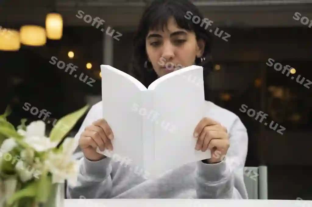 Shaxs namuna varaqli kitobni tutgan. | Person holding book with mock up cover