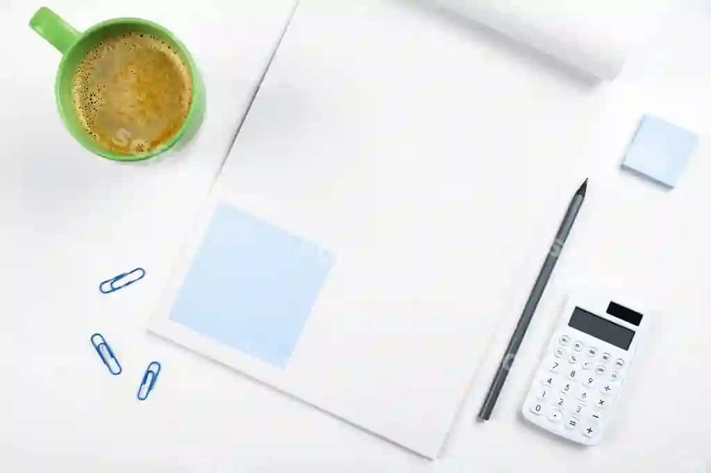 Ofis materiallari stoli klaviatura ko'z qo'llari qahva chashig'i masofarlikda ishlash turli xil maktab jihozlari issiq ichimlik bilan o'quv ko'z qo'llari | Office supplies desk with keyboard glasses coffee cup working remotely assorted school utilities studying with hot drink eyeglasses