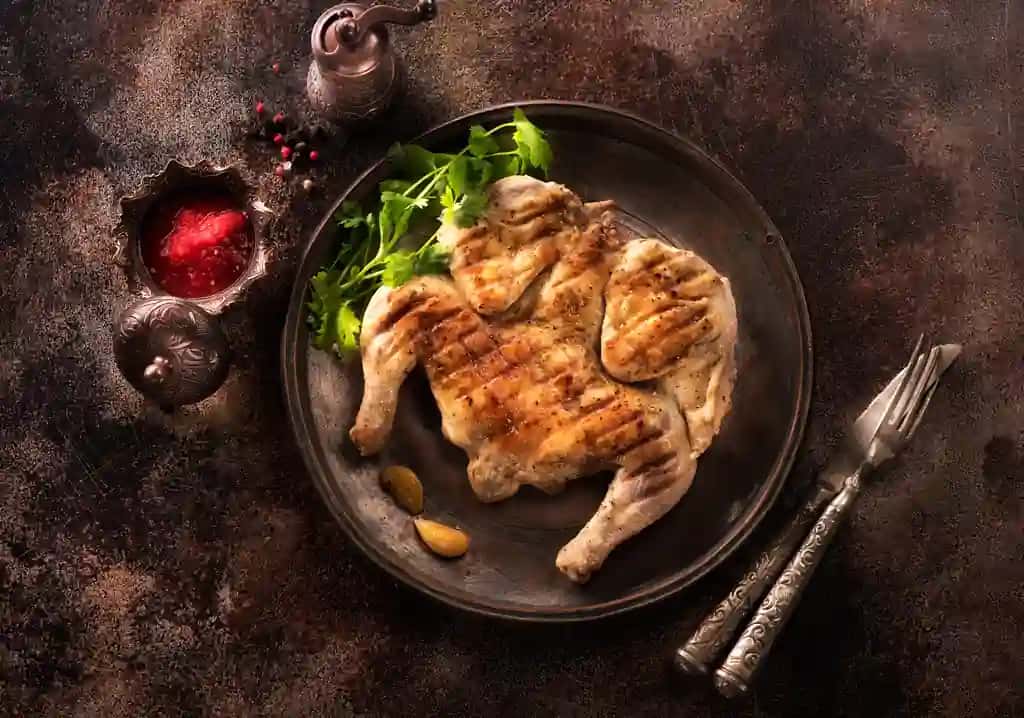 Grilda qovurilgan butun tovuq nerbs ziravorlar pomidor sousi | Grilled roasted whole chicken nerbs spices tomato sauce