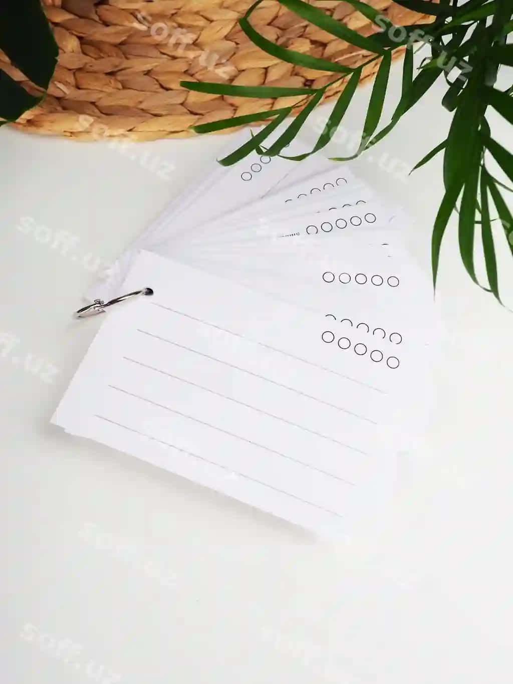 Joylash indeks kartochkalar qog'oz eslatmalar orqa fon to'qilgan nonus gullar | Stack index cards paper notes background woven napkins flowers