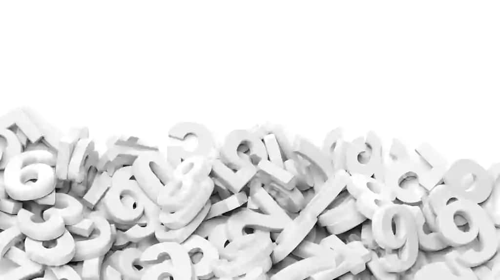 Raqamlar tushkan yig'im matn joyi ajralangan oq fonda | Numbers fell down pile with copyspace isolated white background