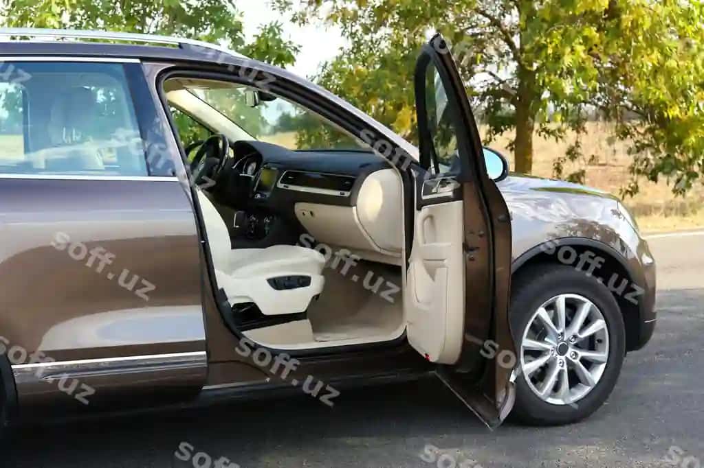 Ochiq eshikli zamonaviy avtomobil | Modern car with open door outdoors