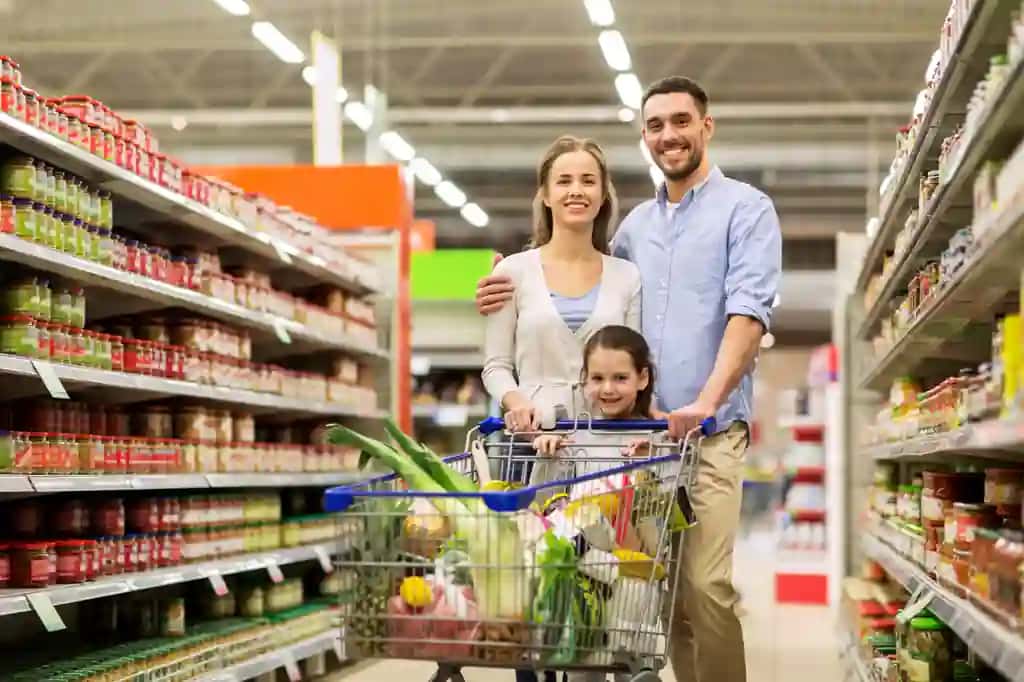 Sotish iste'molchi odamlari bolali xarid qilish aravachasi bilan oziq-ovqat do'konidan supermarket sotib olayotgan baxtli oila tushunchasi | Sale consumerism people concept happy family with child shopping cart buying food grocery store supermarket