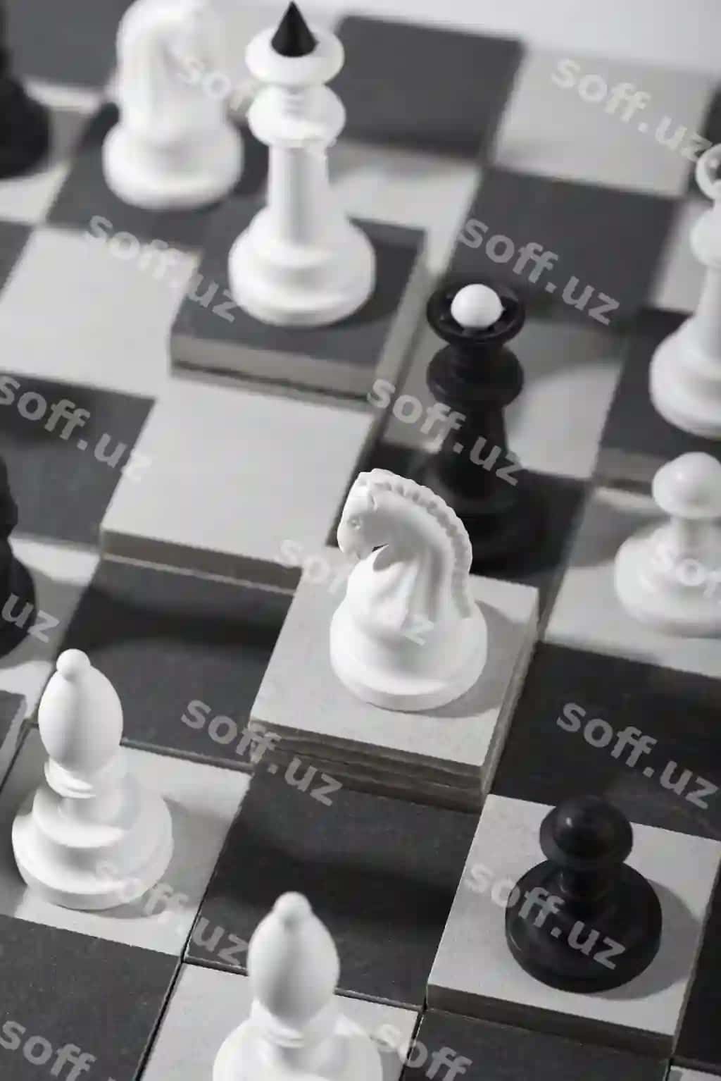 O'yin taxtasi bilan monoxrom shaxmat figuralari | Monochrome chess pieces with game board