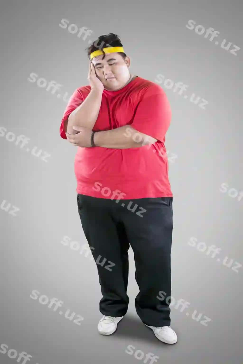 Oʻylonchi yosh erkak kulrang fon orqasida toʻxtab turgan | Thoughtful young man standing against gray background