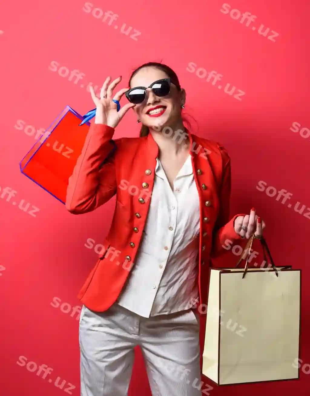 Moda qiz quyoshdan saqlaydigan ko'zoynak qog'oz sumkalar xarid qilish | Fashion girl sunglasses hold paper bags shopping