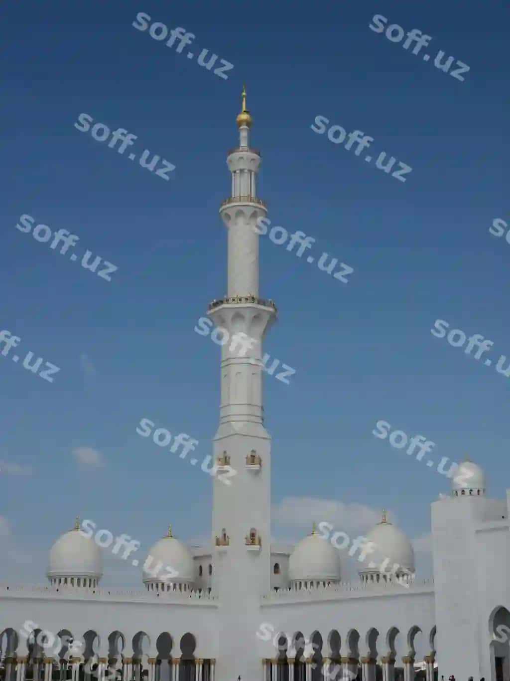 Moviy osmon fonida past burchakli ko'rinishdagi bino | Low angle view building against blue sky