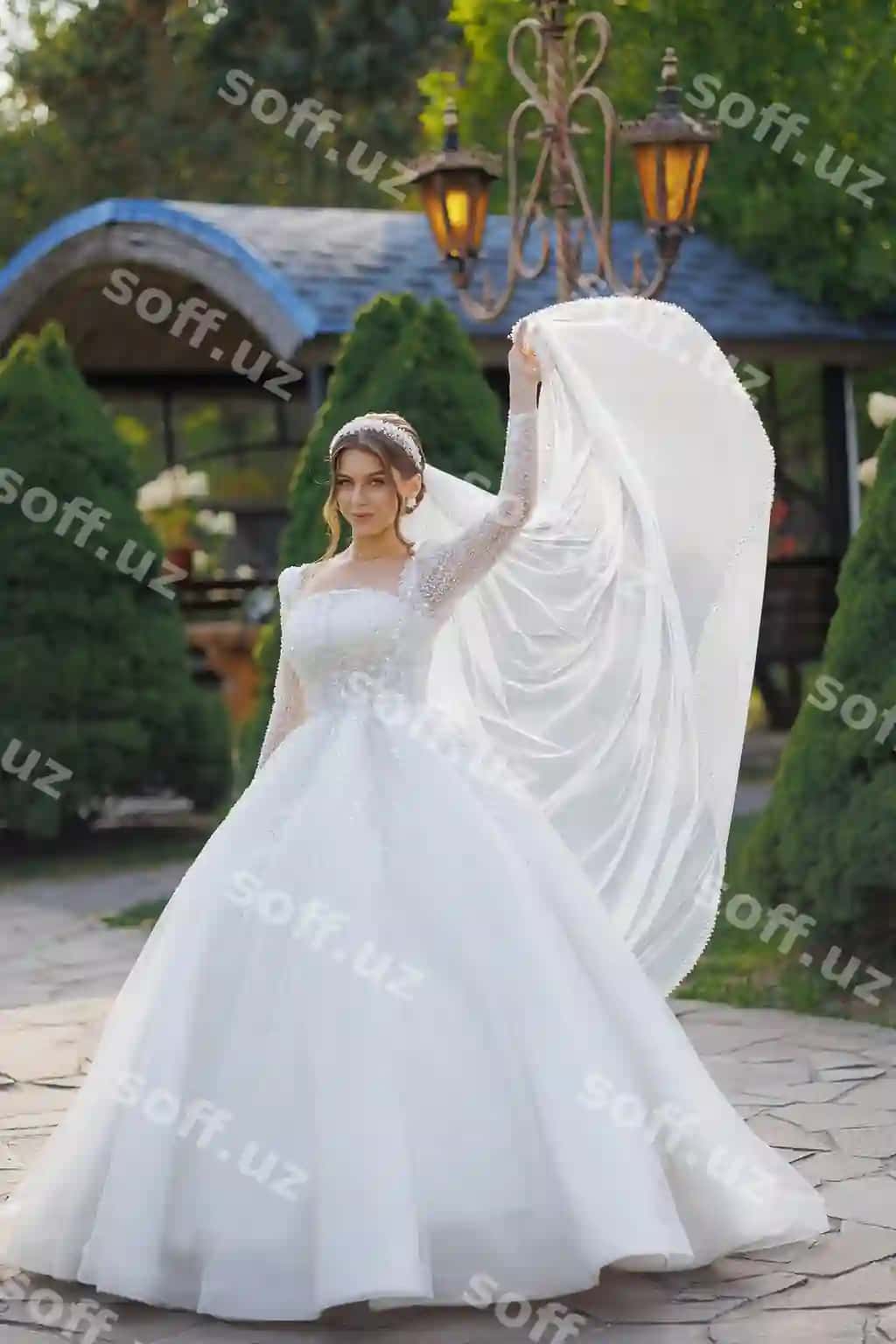 Bride chiroyli oq kostyumi bozorga ochiq bayram kunida joylashgan tadbirda ishtiqbolanmoqda | Bride beautiful white gown enjoying outdoor celebration sunny day