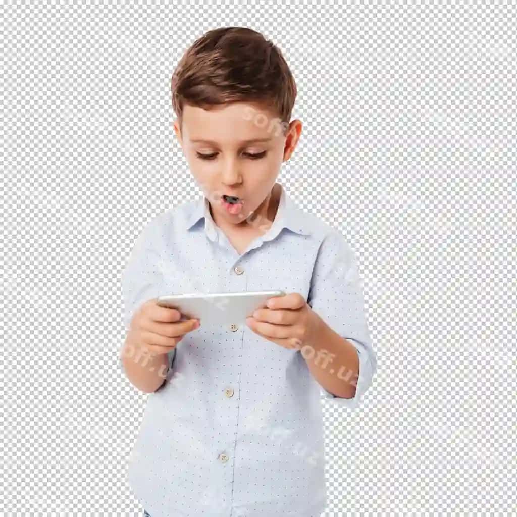 Portret o'yin o'ynayotgan yoqimli bolakayni quvontirdi | Portrait amused cute little kid playing games