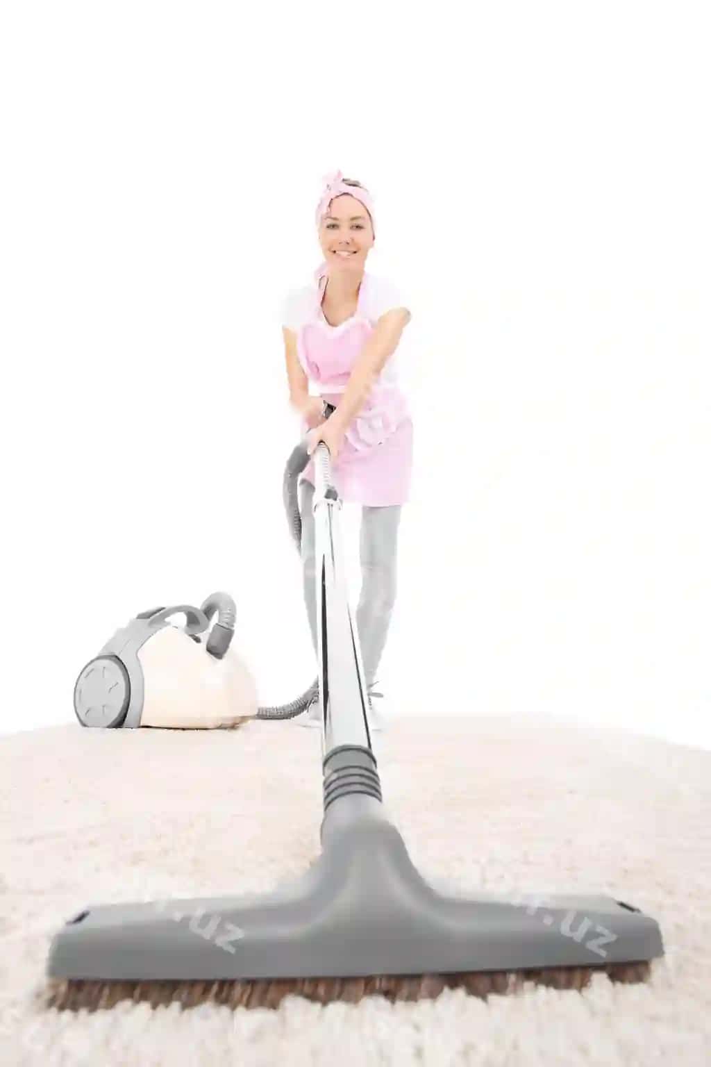 Retro uslubdagi uy sotrigi soxta yuvyotganda oq fonda g'ilam | Retro style housewife vacuumin carpet white background