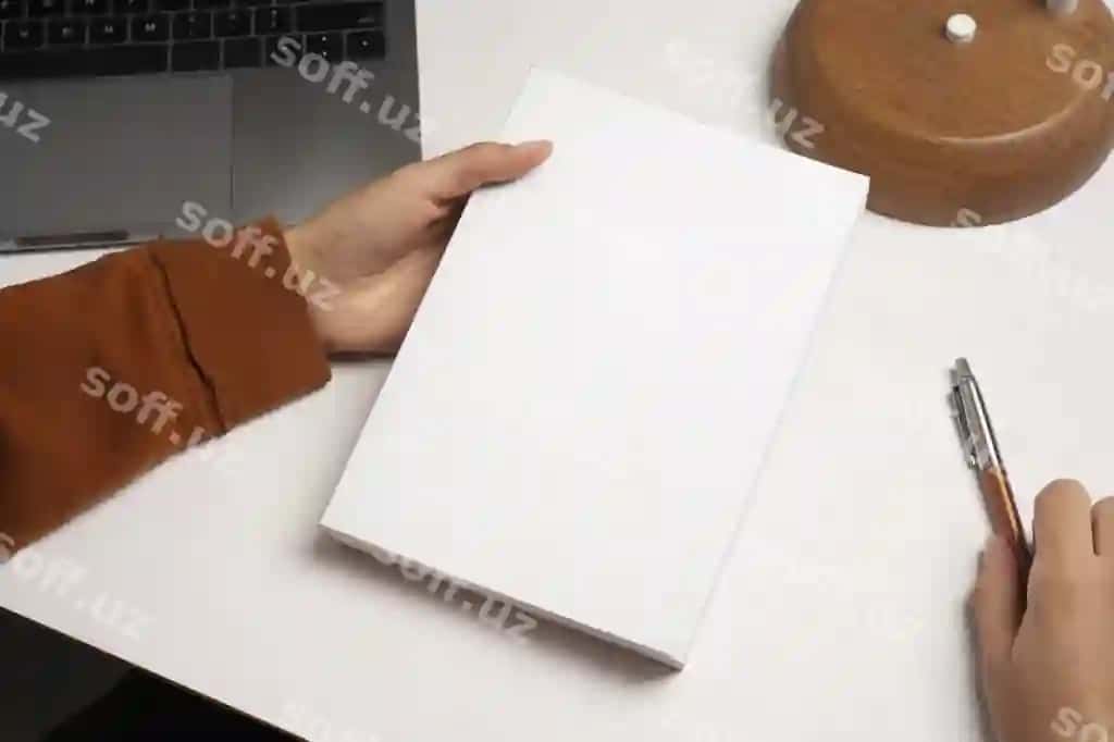 Uyda kitob o'qiyotgan odam | Person holding reading book home