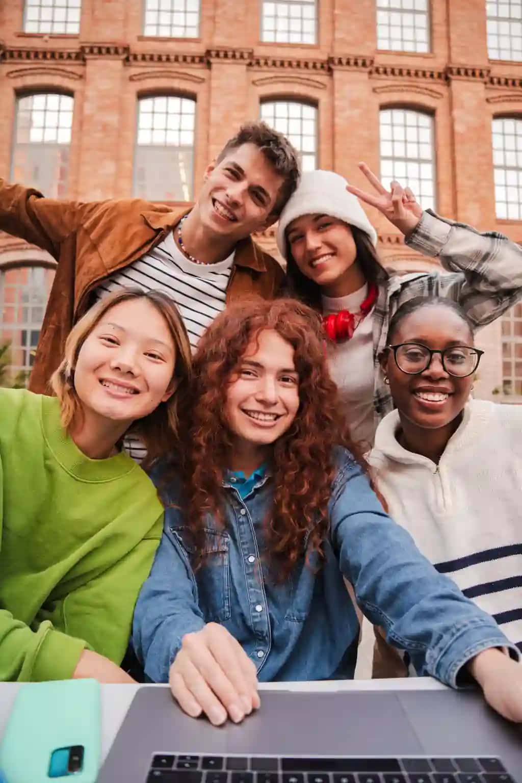 Vertikal portret guruh doʻstlari oʻrta maktab oʻquvchilari bilan birga tabassum qilmoqdalar | Vertical portrait group friends having fun smiling together high school students looking