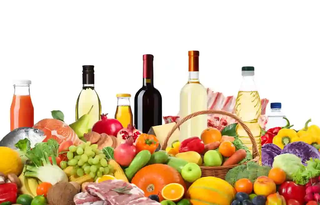 Assortiment yangi organik mahsulotlar oq fon muvozanatli oziq-ovqat | Assortment fresh organic products white background balanced food