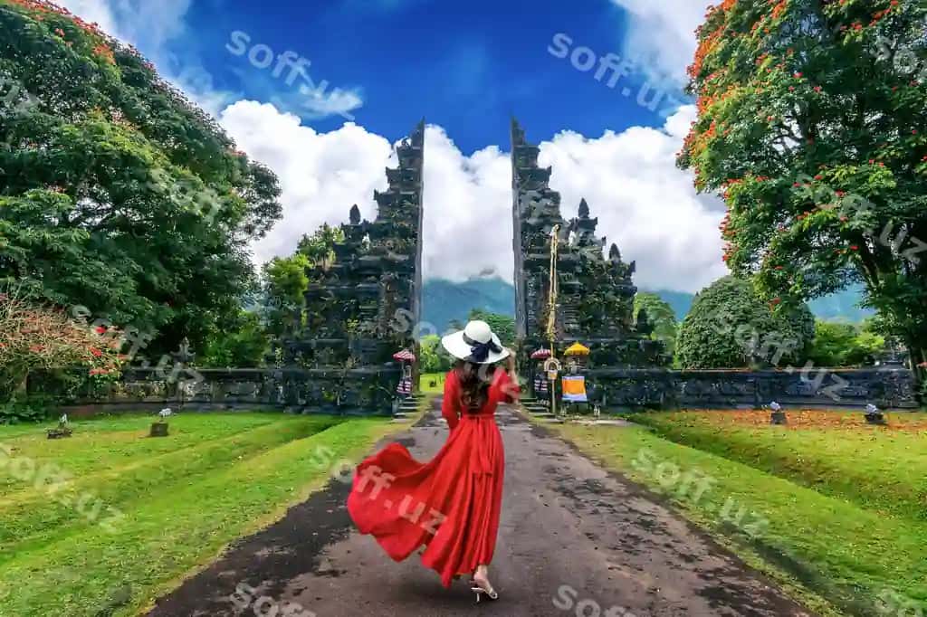 Bali, Indoneziyadagi katta kirish darvozasida yurayotgan ayol | Woman walking big entrance gate bali indonesia