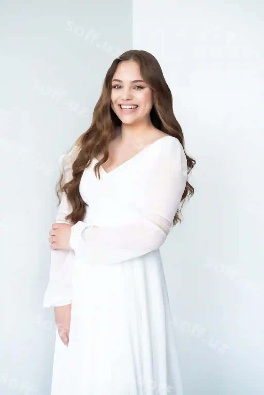 Qo'llarini chalishtirgan oq libosli ayol | Woman white dress with her arms crossed