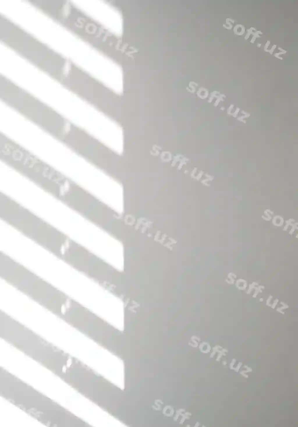 Yorqinlik soylari yorqin devor derazhka orqali diagonal parallel chiziqlar anqarli | Light shadows light wall through window blinds diagonal parallel lines abstract