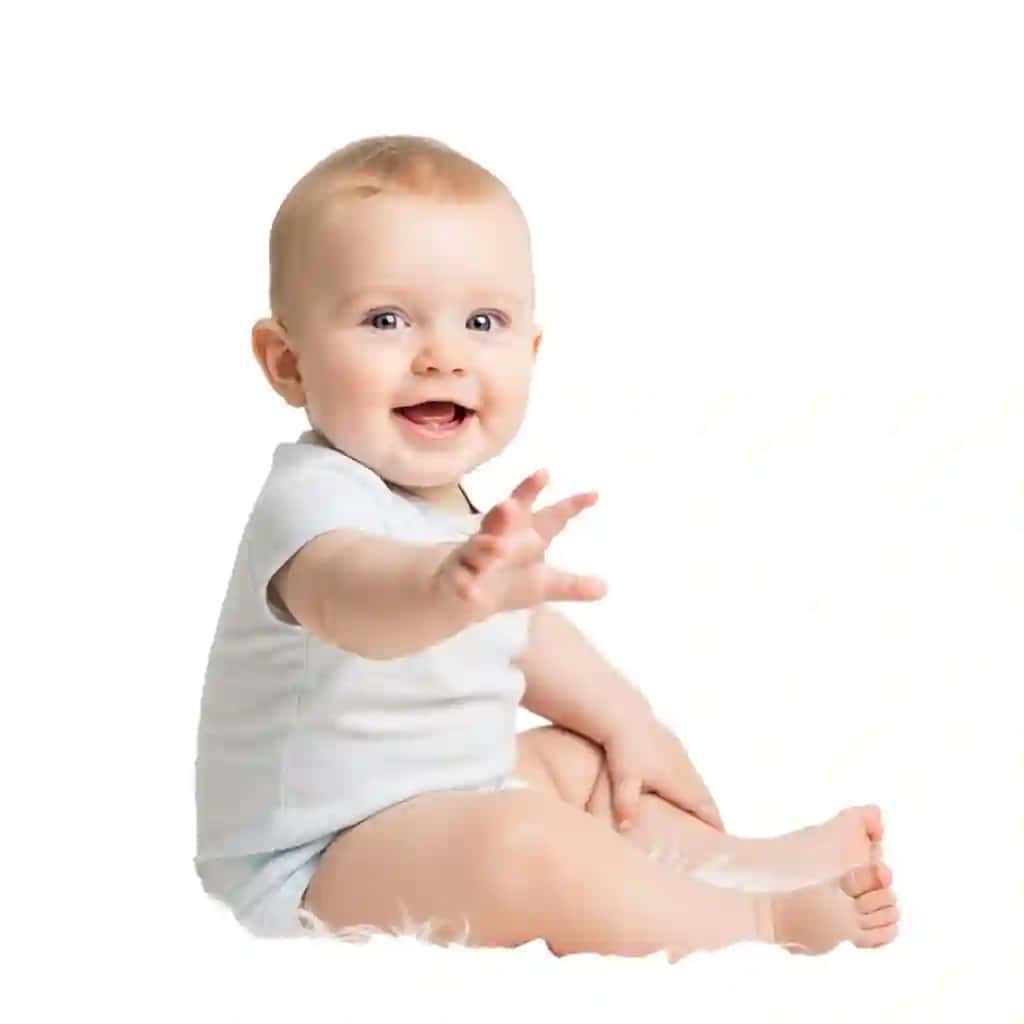 Oq fonda quvonchli tabassum bilan qo‘l cho‘zayotgan baxtli chaqaloq | Happy baby reaching out with joyful smile white background