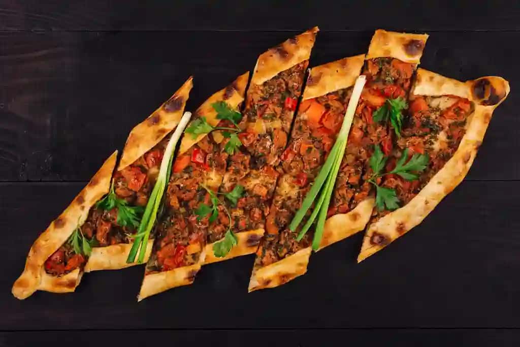 Go'shtli sabzavotli turk pidesi qora yog'och stol | Turkish pide with meat vegetables black wooden table