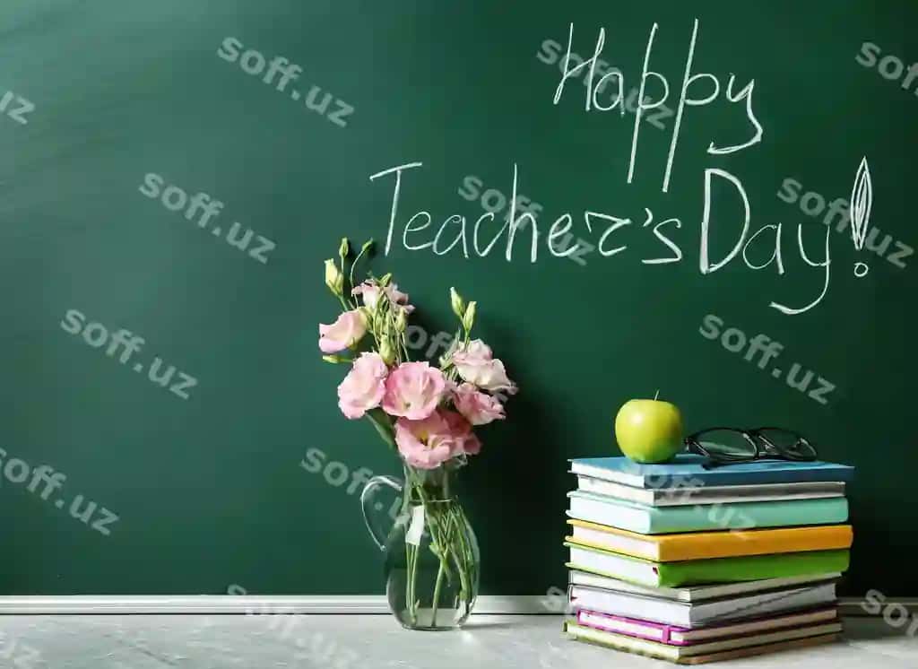 Yashil doska yozuvli baxtli o'qituvchi kuni vaza gullar kitoblar kulrang tosh stol kosmik matn | Green chalkboard with inscription happy teacher s day vase flowers books grey stone table space text
