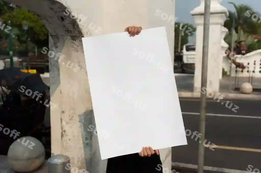 Model qo‘lida afisha maketi | Model holding poster mockup