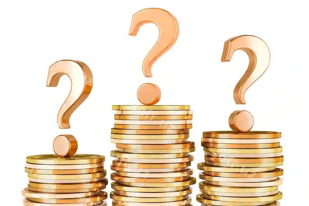O'ttiz mithqli pul to'plami savol bilan moliyaviy savol tushunchasi 3D | Stacks golden coins with question financial question concept 3d