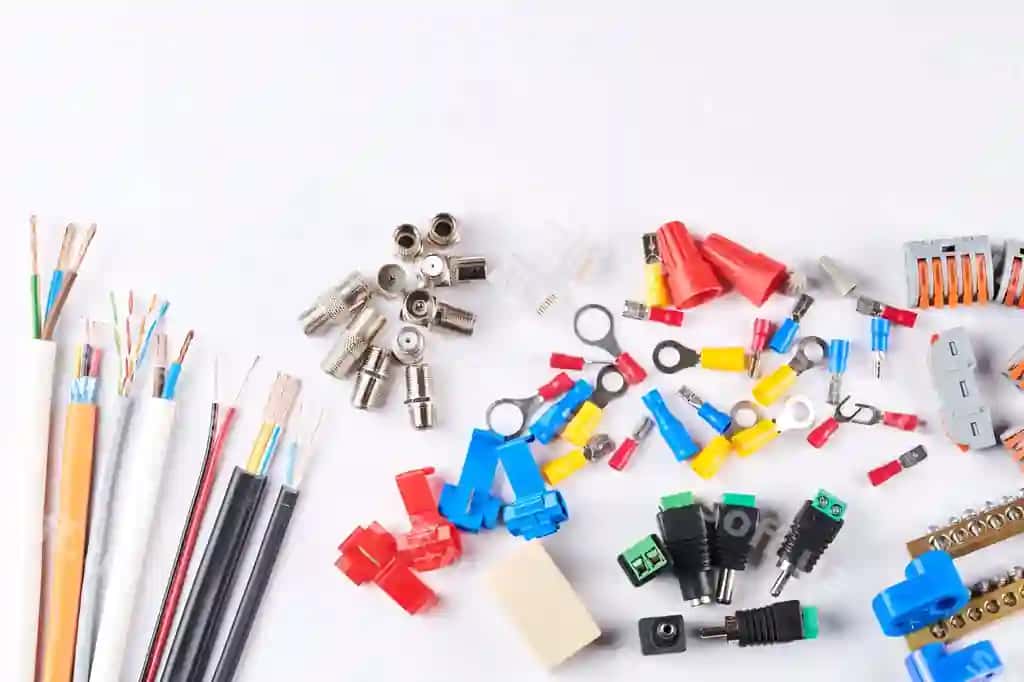 Turli xil elektr asboblari izolyatsiya qilingan oq fonda elektrchi uskunalari simlari terminallar ulagichlar sug'urta kalitlari | Different electrical tools isolated white background electrician equipment wires terminals connectors fuses switches