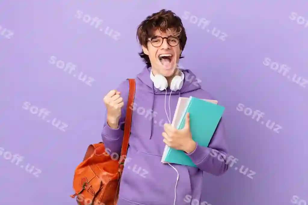 Yosh talaba erkak hayratlangan his qiladi, kulmoqda, muvaffaqiyatni tabriklamoqda. | Young student man feeling shocked laughing celebrating success