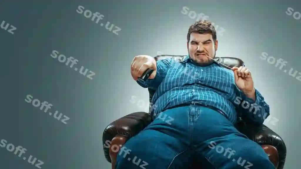 Portret semiz qafqaz erkak blueuz va ko'ylak kiygan, jigarrang armqurutda o'tirgan, isolatsiyalangan | Portrait fat caucasian man wearing jeanse whirt sitting brown armchair isolated