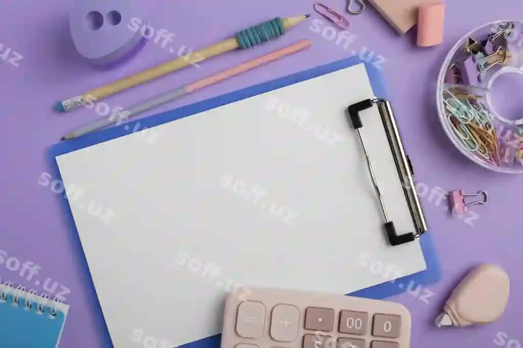 Tekis joylashtirilgan maktab kundaliylari kompositsiyasi | Flat lay school supplies composition