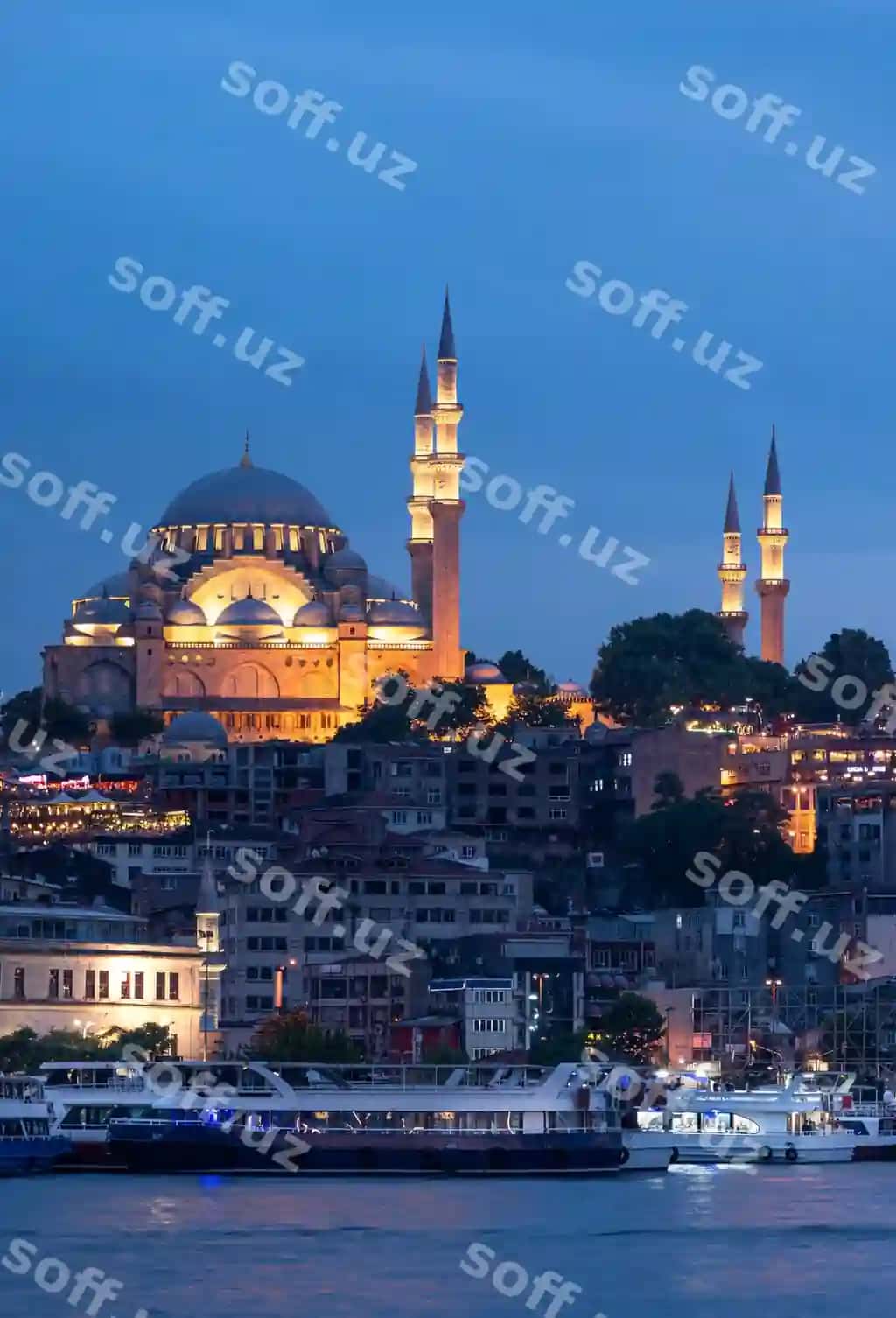 Sulaymoniya masjidi, tungi yorug'lik minorasi, rustem posho masjidi, istanbul, turkiya | Suleymaniye mosque with night illumination minaret rustem pasha mosque istanbul turkey