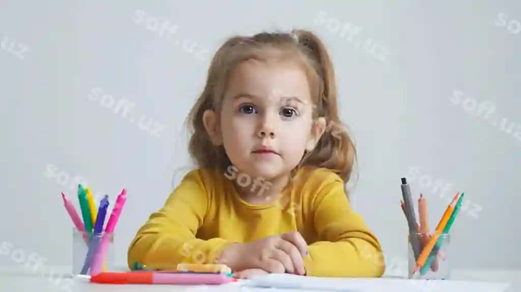 Qiz stolga ruchkalar va qillamlar bilan o'tir. | Girl sits table with pen pencils