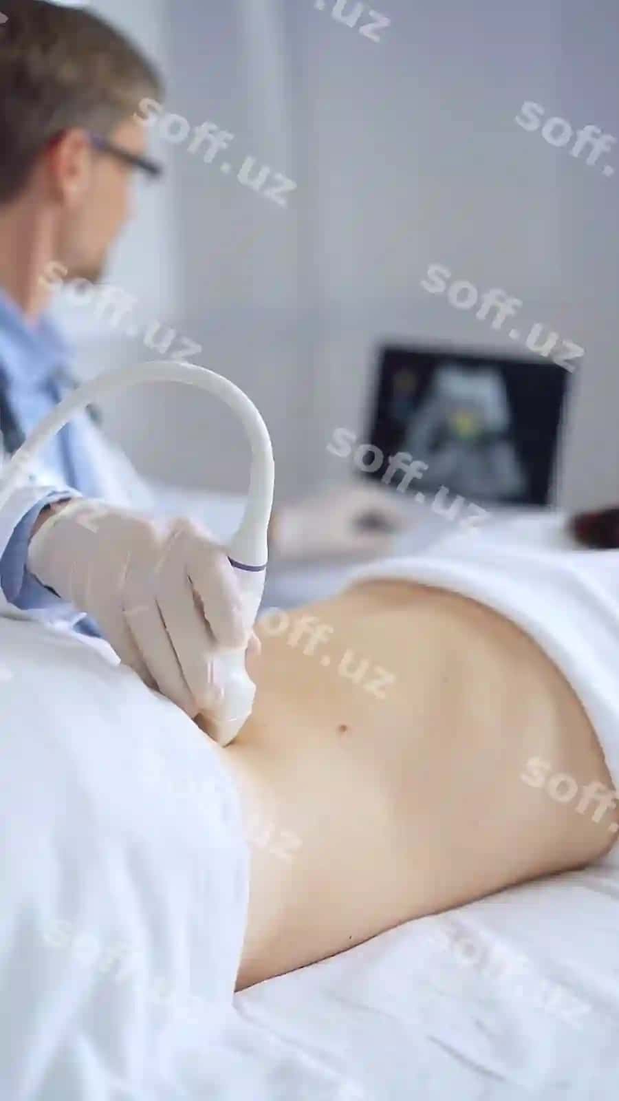 Erkak doktor oq himoyaviy qo'llar kiyib ultrasound apparaturasidan foydalanmoqda, hasta ayolning orqali tomondan natijalar monitor orqa fonda tibbiy xizmat sifatida ko'rsatilmoqda. | Doctor man wearing white protective gloves is using ultrasound equipment back patient woman results are monitor background medicine service