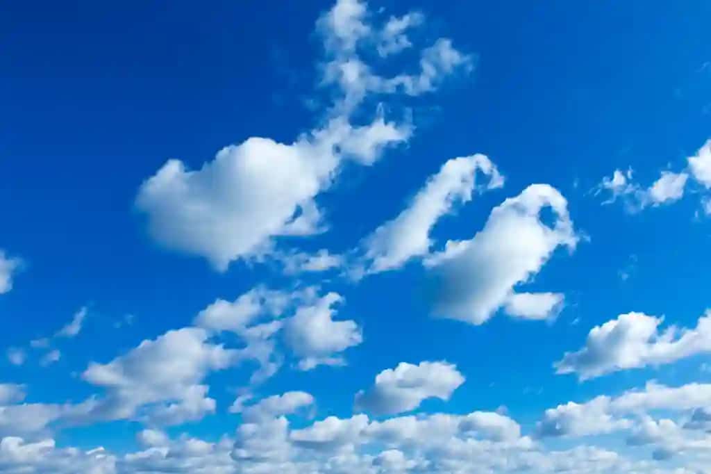 Kichik bulutlar bilan moviy osmon | Blue sky with tiny clouds