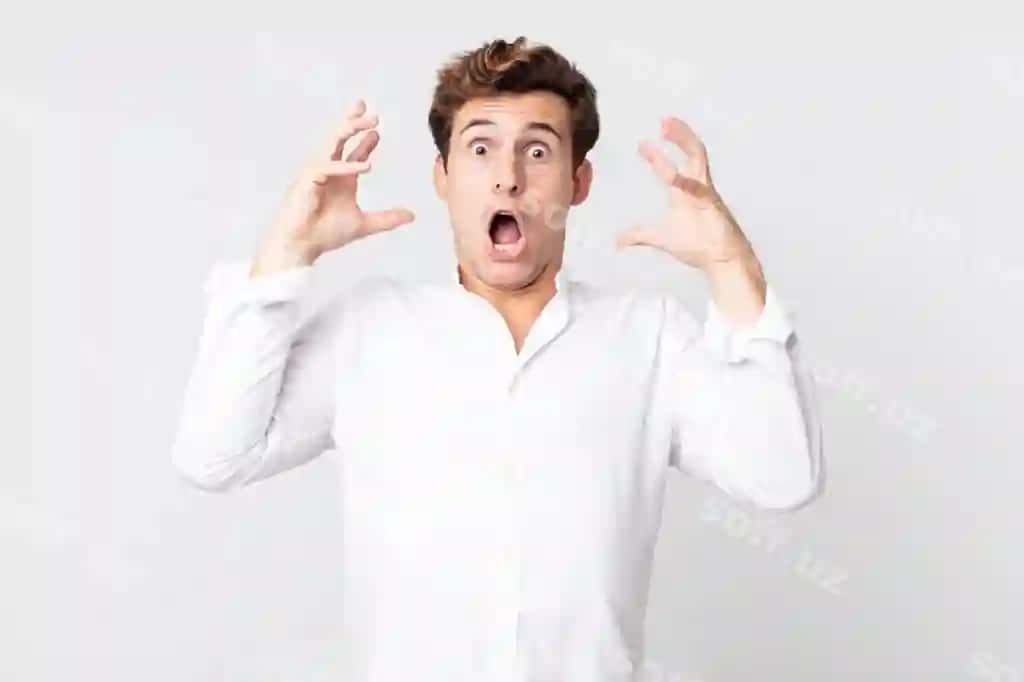 Yosh kelishgan yigit qo'llarini ko'tarib qichqiradi, g'azablangan va xafa bo'lgan holda stressga tushgan | Young handsome man screaming with hands up air feeling furious frustrated stressed upset