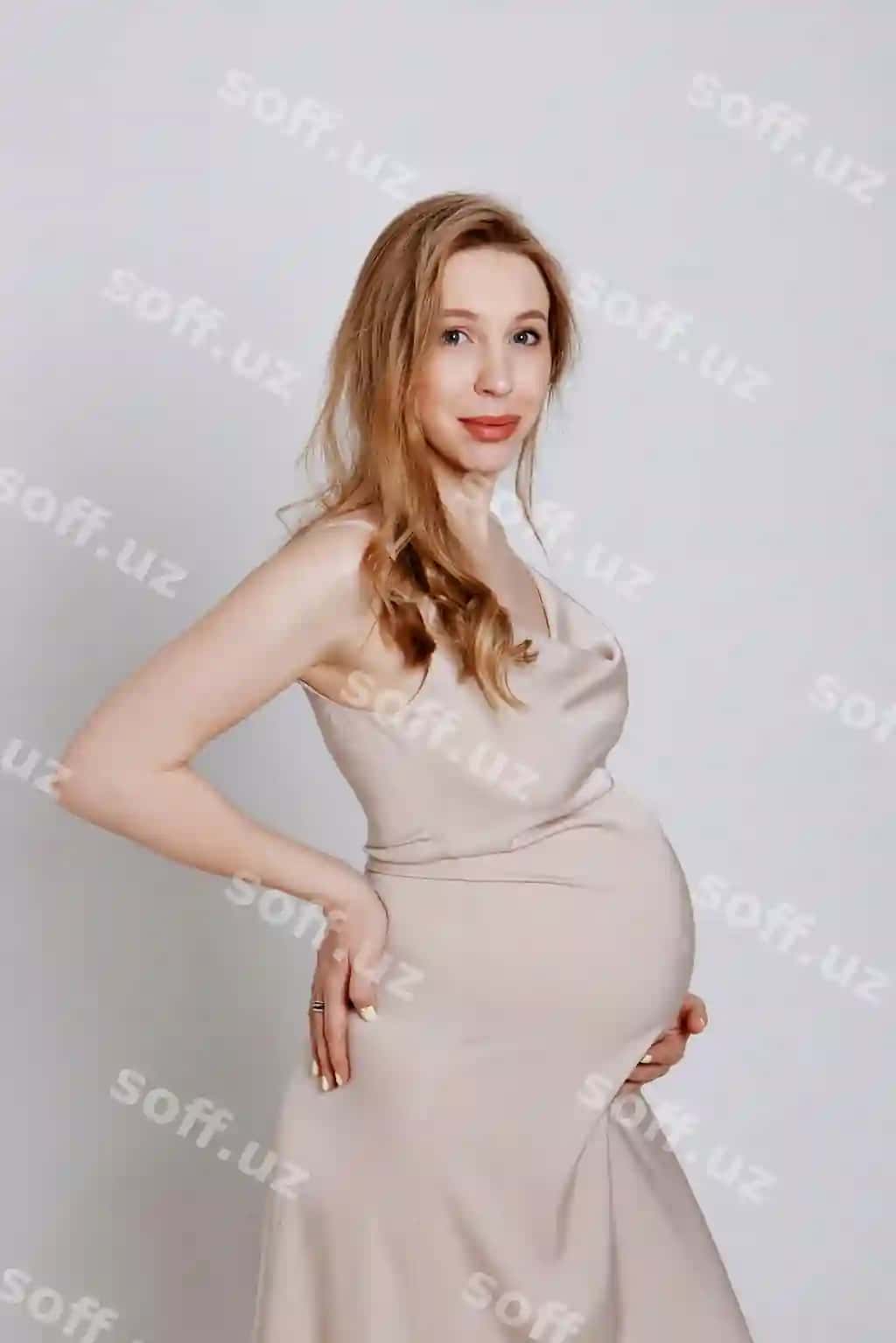 Yevropalik homilador ayol o'z qo'rig'ini sochirmoqda oq fonda nusha joyi kontseptsiyasi sog'lom | Caucasian pregnant woman stroking her belly white background copy space concept healthy di
