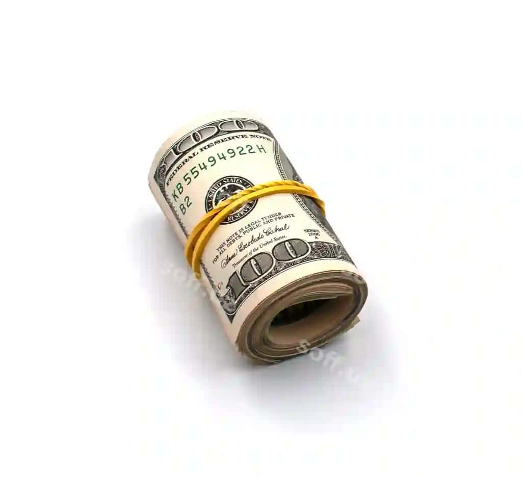 AQSH yuz dollarchilik banknotlar oʻralgan, elastik shnurla bogʻlangan, orqasi oq rangdagi fonda | Roll american hundred dollar bills tied with elastic band isolated white background