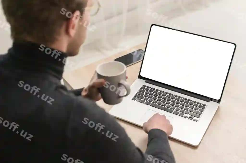 Yuqori burchak ishchi erkak bo'sh noutbuk | High angle man working blank laptop