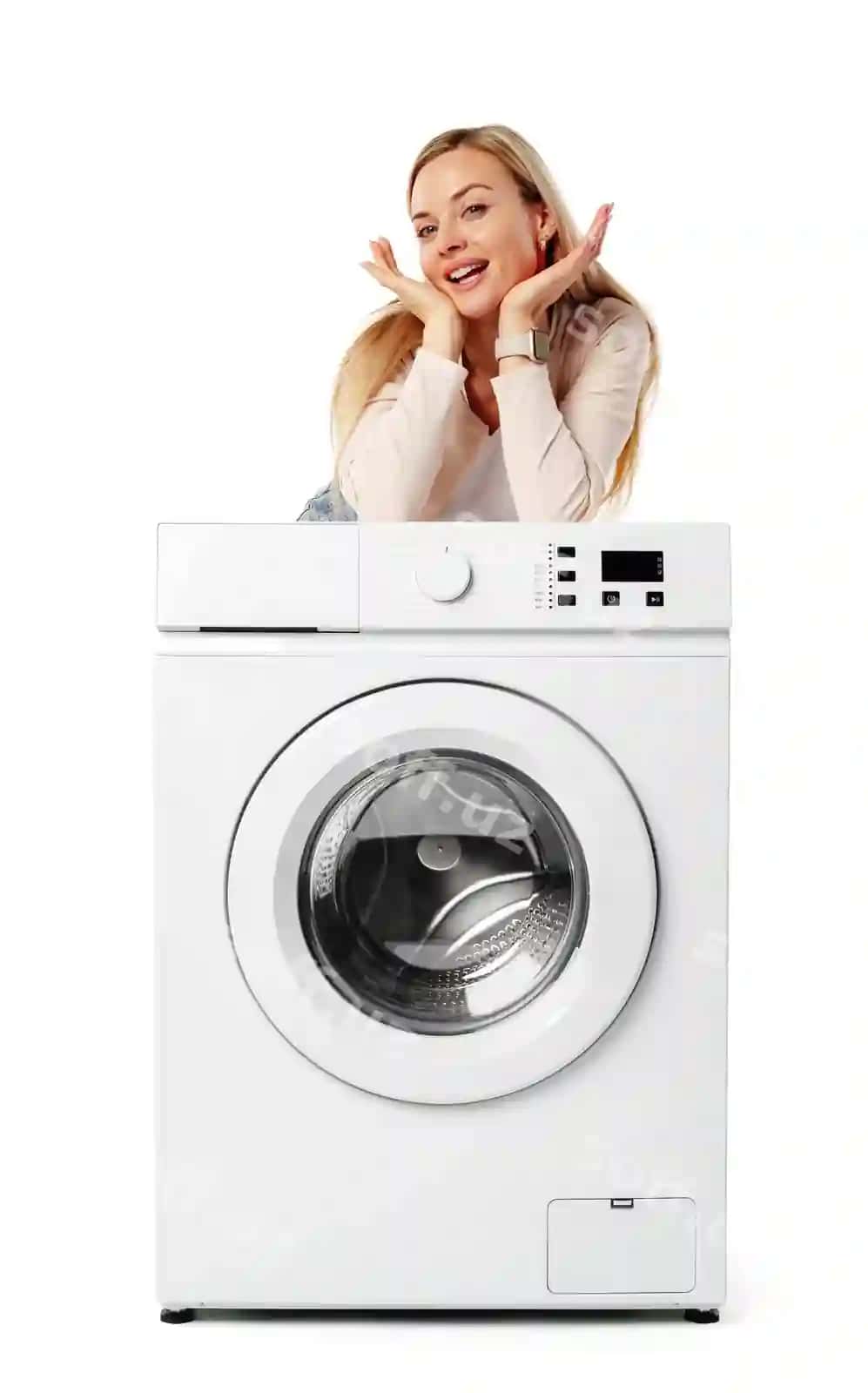 Yosh ayol oq changyutgich bilan studiyada posa qilayotgan | Young woman posing with white washing machine studio 2