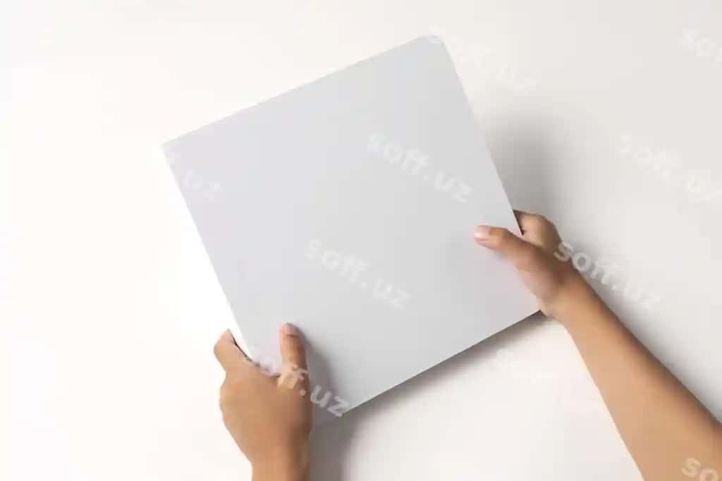 Qo'llar bolalar kitobi namunasini tutgan | Hands holding children book mockup