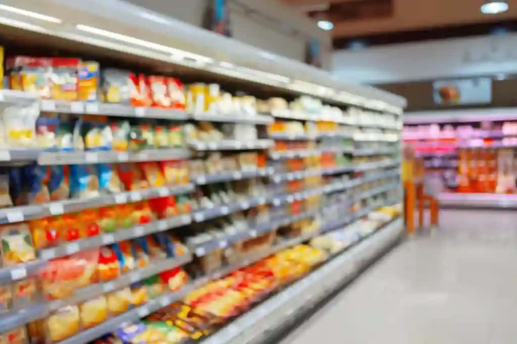 Mahsulotlar fonida mavhum xiralashgan supermarket javonlari | Abstract blurred supermarket shelves with products background