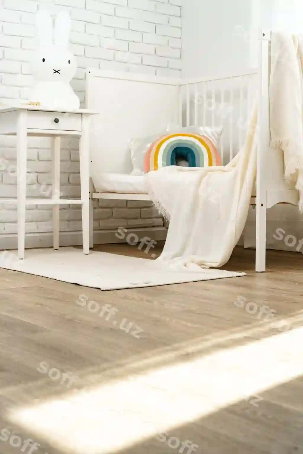 Bolalar xonasining ichki dekoratsiyasi qulay matraxta va rangli pillow bilan | Kids room interior with comfortable bed rainbow pillow