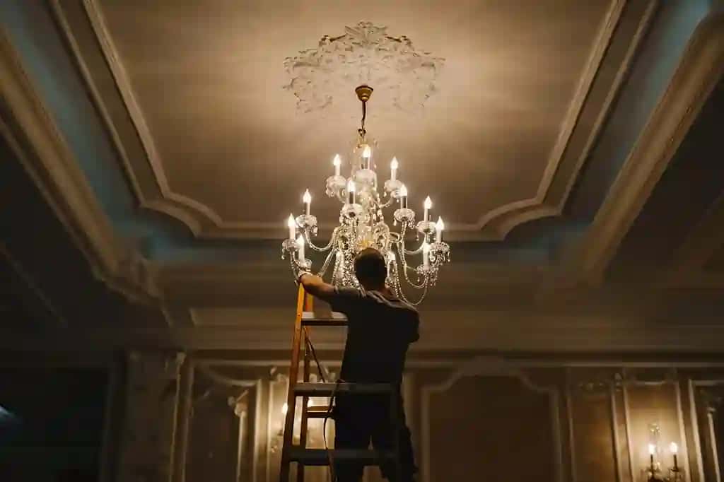 Odam tik turgan qandilda yonib turibdi | Man is standing chandelier that is lit up
