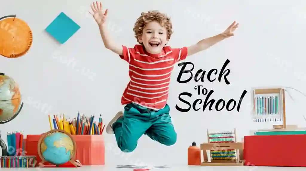 Bola "Maktabga qaytish" degan belgi bilan maktab stolini sakrab chiqadi. | Child jumps school desk with sign that says back school