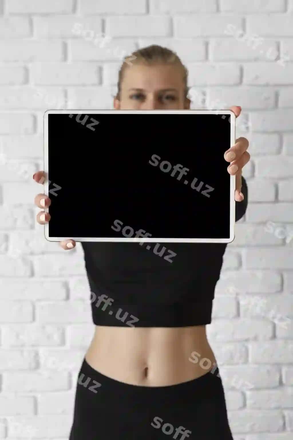 Yoga murabbiyi tablet namunasi tutgan | Yoga instructor holding tablet mock up