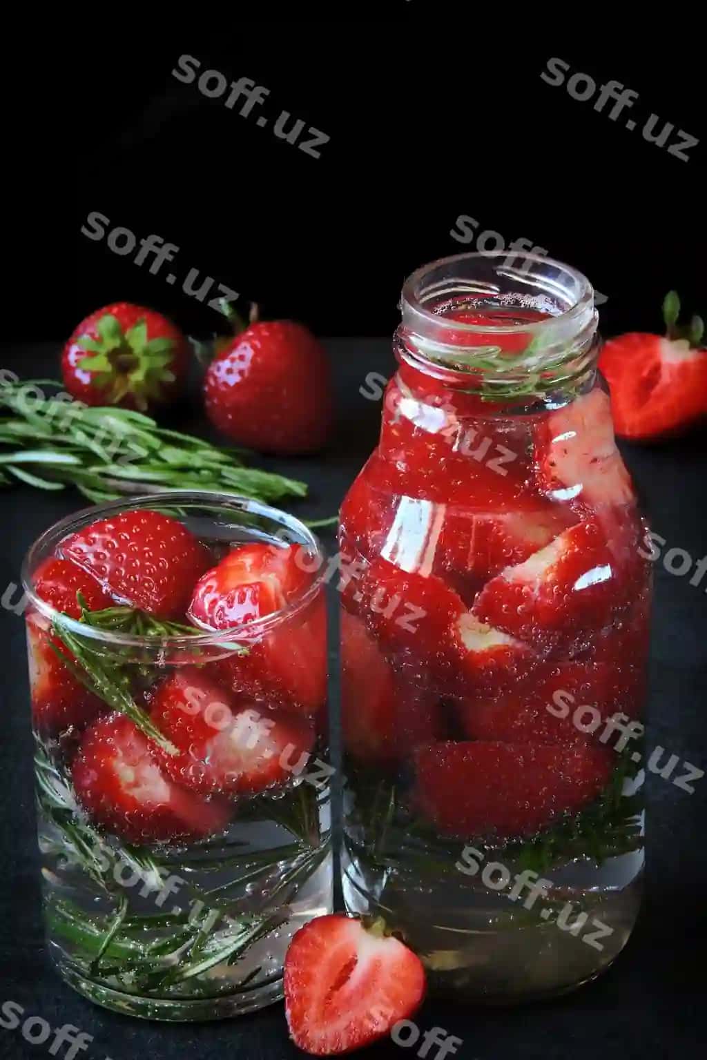 Sovuq mineral suv ichimligi bodom va rozmarin bilan | Refreshing mineral water drink with strawberries rosemary