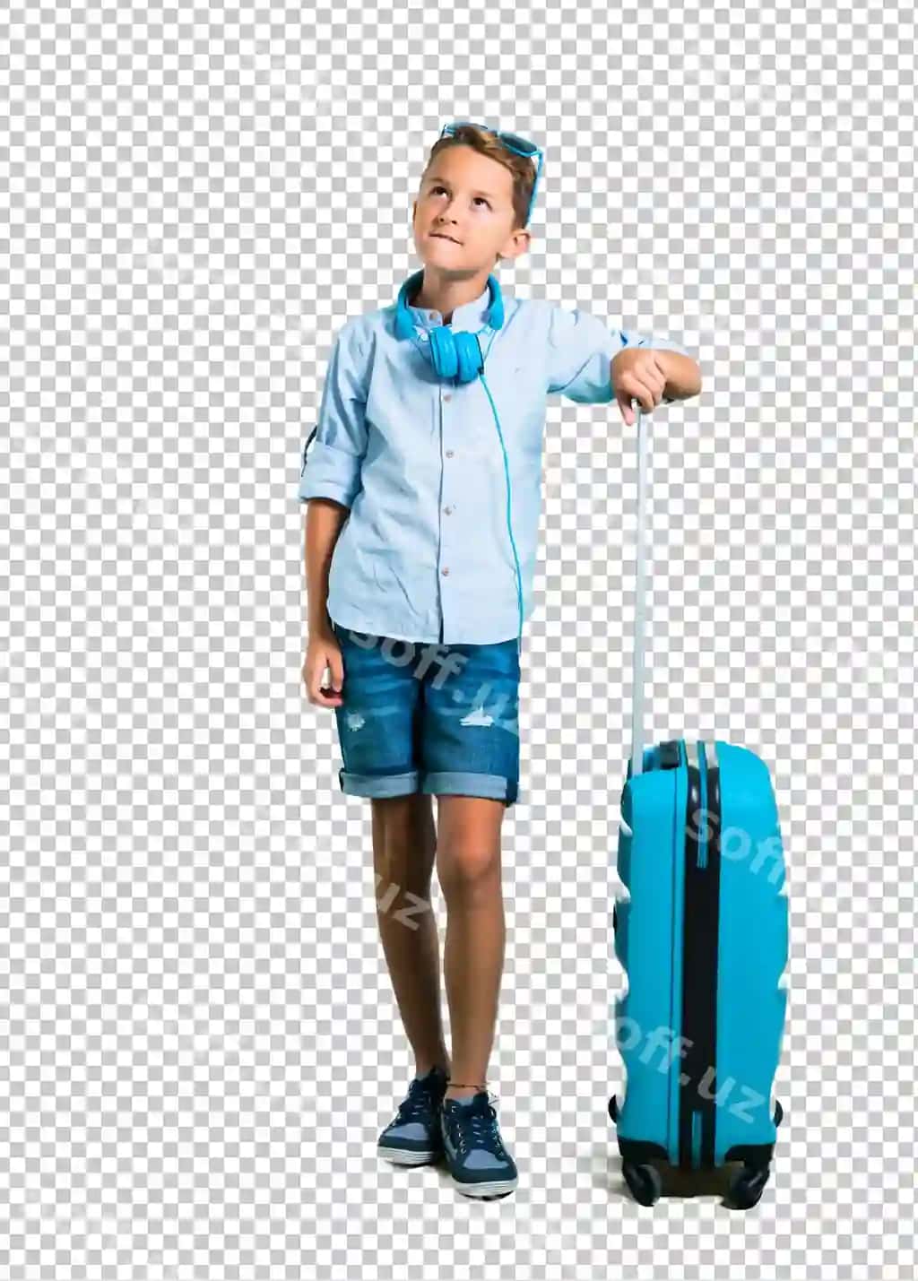 Bolasi soklari va naushniklar bilan o'shi bilan sayohat qilayotgan | Kid with sunglasses headphones traveling with his suitcase having