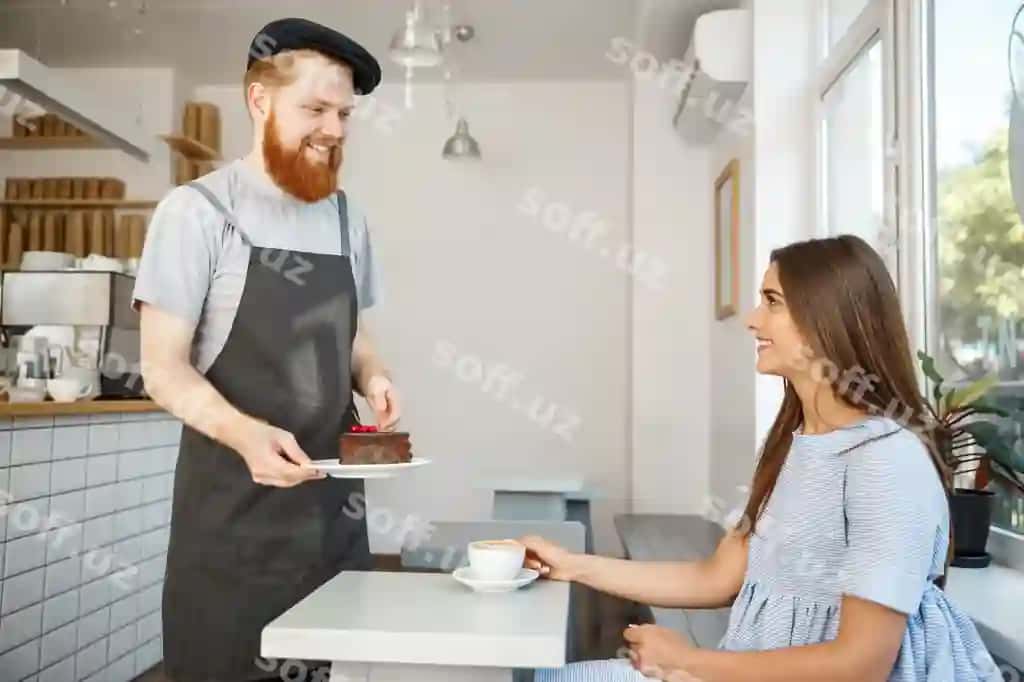 Kofe biznesi konsepsiyasi bo'yicha ofitsiant barmen shokoladli tort berib, kavkazlik go'zal ayol bilan suhbatlashmoqda, ko'k ko'ylakli kofe do'koni | Coffee business concept waiter bartender giving chocolate cake talking with caucasian beautiful lady blue dress coffee shop